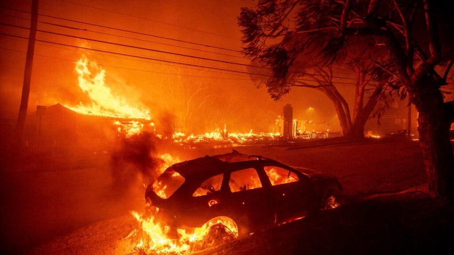 Incêndios tomam conta de bairros inteiros em Los Angeles