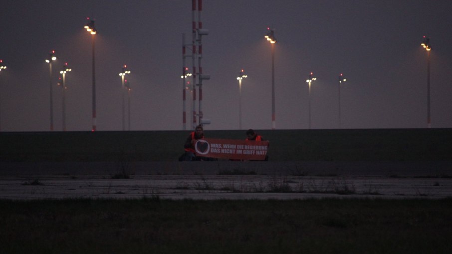 Manifestantes no aeroporto Berlin Brandenburg (BER), na Alemanha