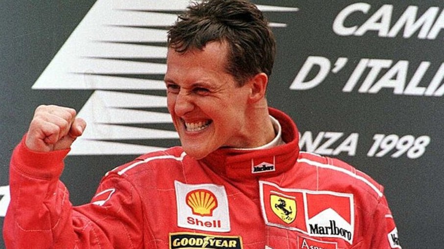Schumacher comemorando vitória em GP de Monza em 1998