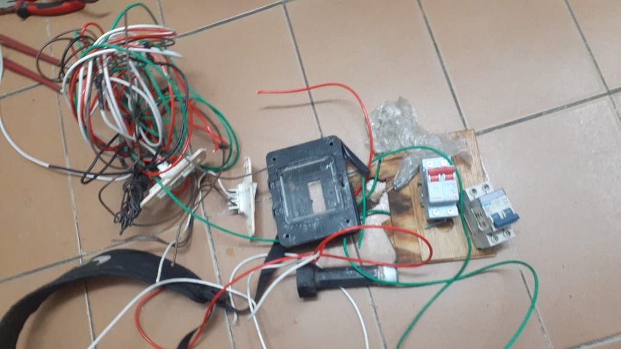 Ao checarem a denúncia, os agentes flagraram o indivíduo puxando fios elétricos no interior do imóvel e o detiveram. Ao checarem a denúncia, os agentes flagraram o indivíduo puxando fios elétricos no interior do imóvel e o detiveram.