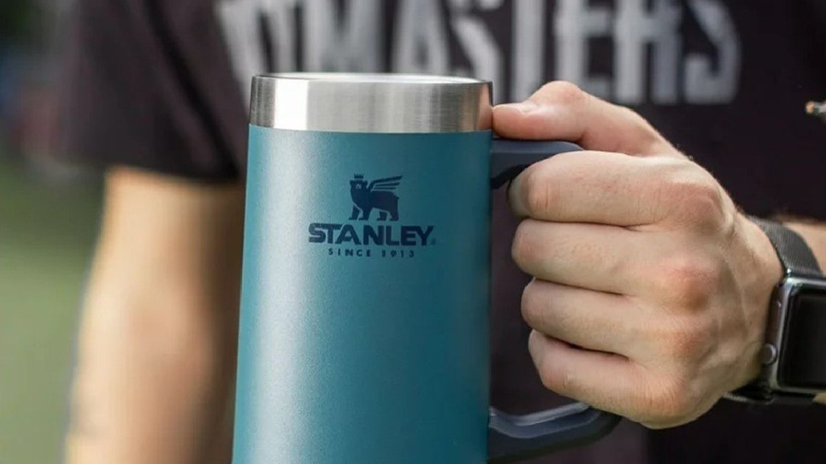 Caneca térmica de cerveja Stanley com capacidade para 709ml