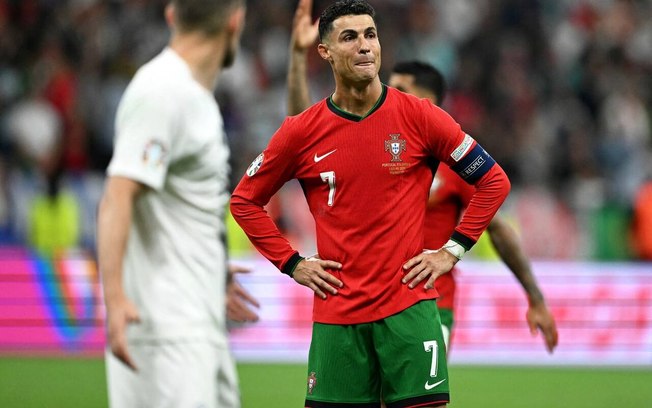Cristiano Ronaldo não conteve a emoção e foi às lágrimas após pênalti perdido contra a Eslovênia
