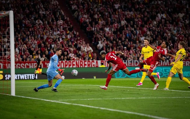 Musiala recebe o abraço dos companheiros após abrir o placar para o Bayern diante do Bodo/Glimt Musiala recebe o abraço dos companheiros após abrir o placar para o Bayern diante do Bodo/Glimt