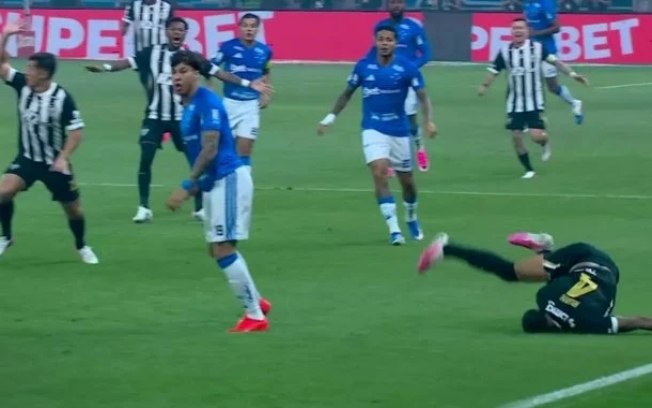 Kaio Jorge disputa jogada com Ruan durante o clássico entre Cruzeiro e Atlético-MG
