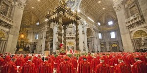 Holofotes apontados para os cardeais antes do conclave
