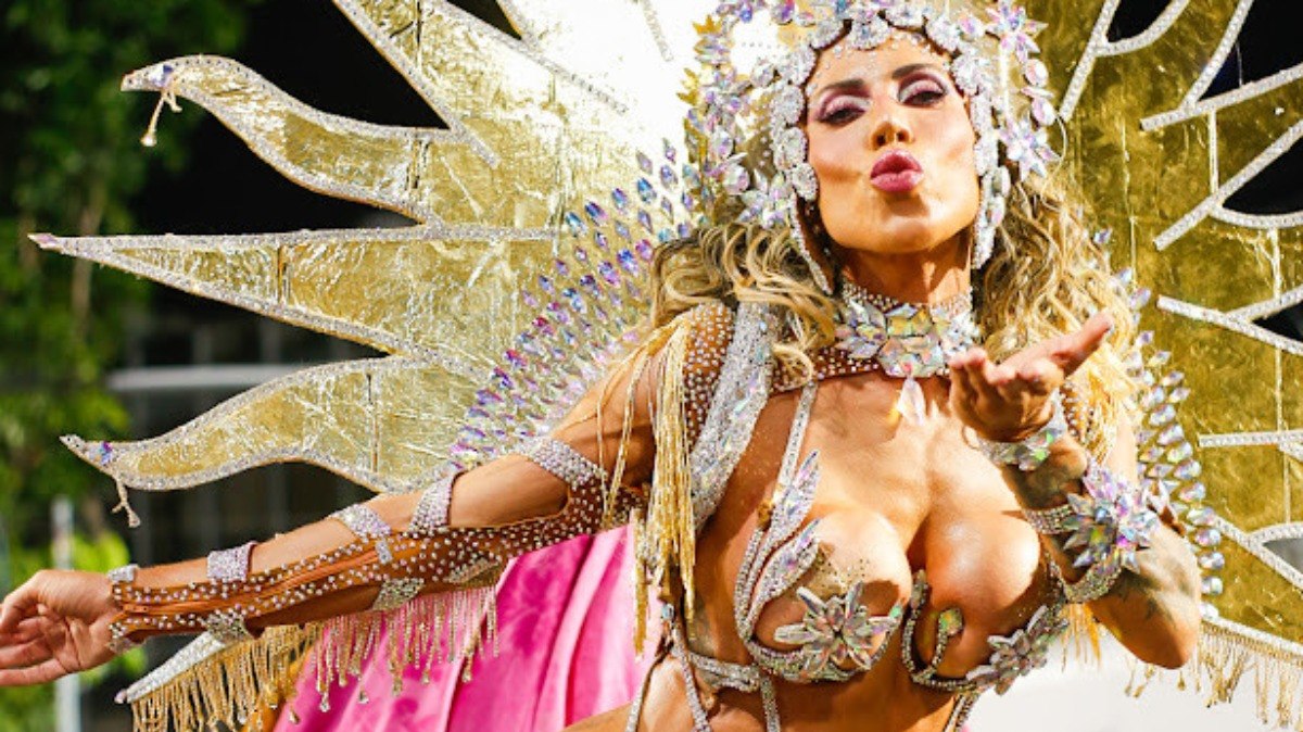 Tati Minerato ousa em look para ensaio do Carnaval