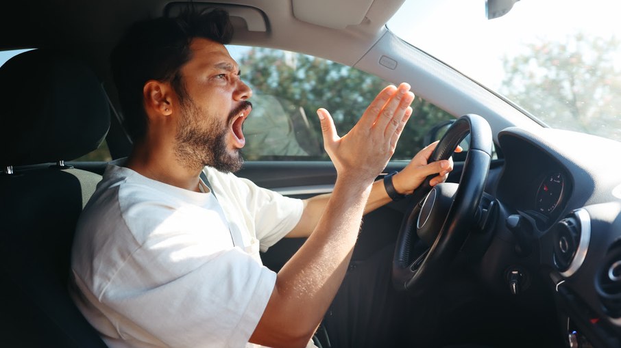 As pessoas dizem em média mais palavrões em casa do que quando estão dirigindo 
