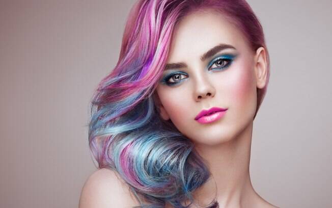 Conheça o estilo rainbow hair e veja como manter os cabelos coloridos saudáveis