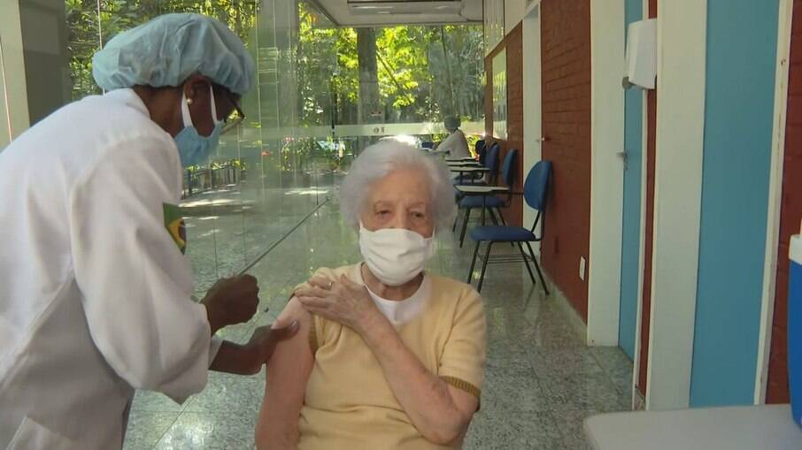 Idosa de 98 anos sendo vacinada no RJ