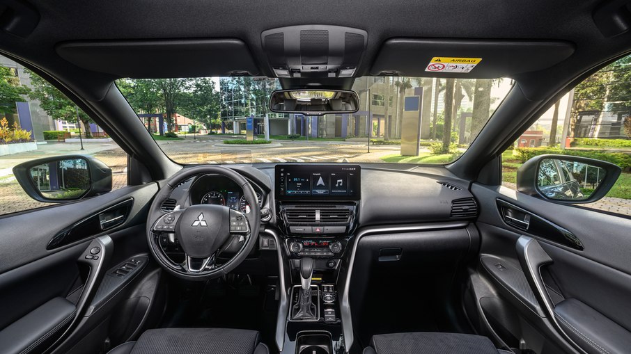 Cabine do Mitsubishi Eclipse Cross 2027 traz central multimídia, acabamento escurecido e proposta mais equipada