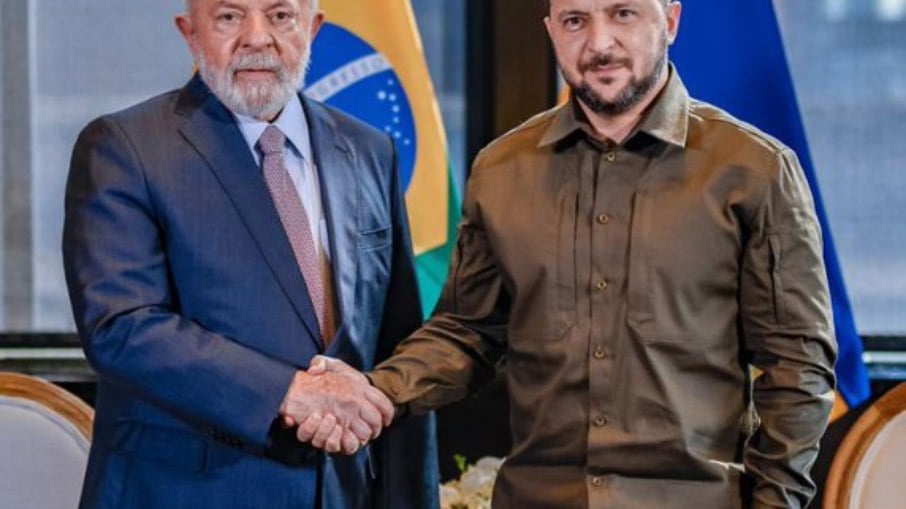 Lula cumprimentando Zelensky