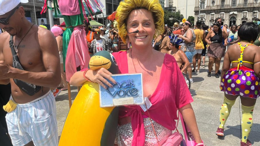 “Ana Maria do Carnaval” espalha alegria pelas ruas do Centro e lembra a receita básica da folia: protetor solar, muita água, amor e bom humor “Ana Maria do Carnaval” espalha alegria pelas ruas do Centro e lembra a receita básica da folia: protetor solar, muita água, amor e bom humor