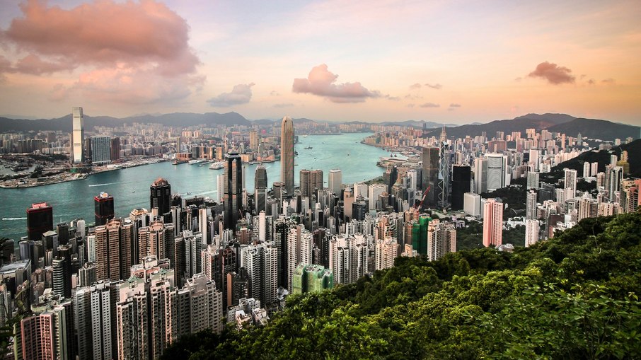 Hong Kong é um importante centro financeiro e comercial. Hong Kong é um importante centro financeiro e comercial.