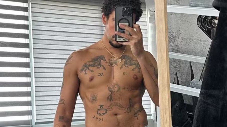 Bad Bunny posa de cueca branca e agita fãs com foto nas redes sociais Bad Bunny posa de cueca branca e agita fãs com foto nas redes sociais