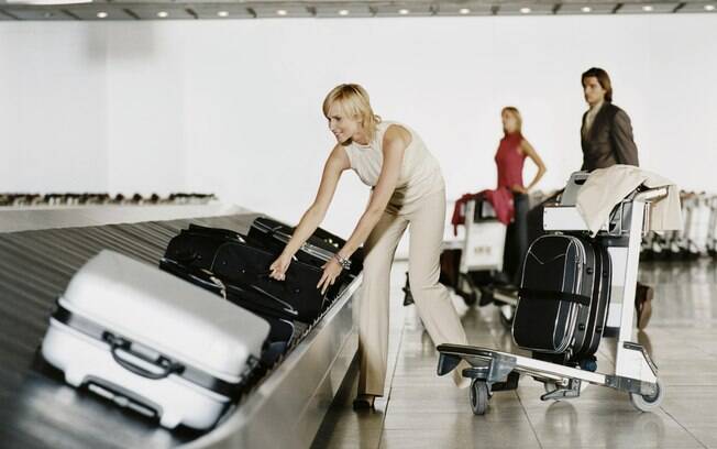 Ao sair do avião, procure pela esteira assinalada com o número do seu voo e fique atento a sua mala