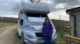 Mulher de 60 anos vende tudo para viver dentro de motorhome sozinha