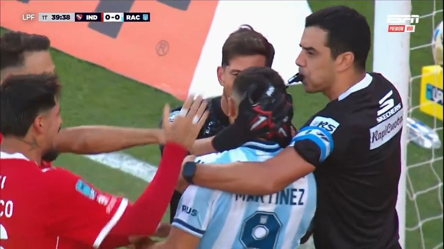 Adrian Martinez erra penâlti e é consolado por adversários Adrian Martinez erra penâlti e é consolado por adversários