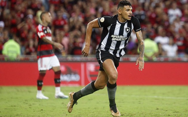 Tiquinho Soares comemorando gol contra o Flamengo no duelo do primeiro turno