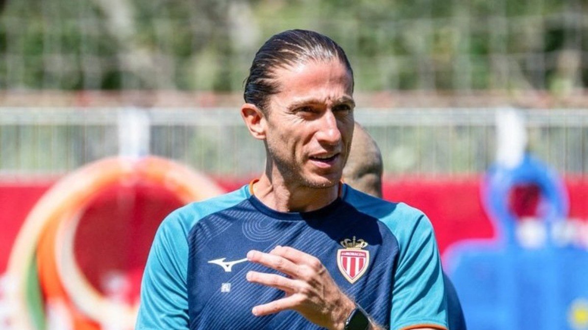 Ex-Fla%2C%20Filipe%20Lu%C3%ADs%20%C3%A9%20questionado%20na%20Europa%20por%20falhas%20constantes