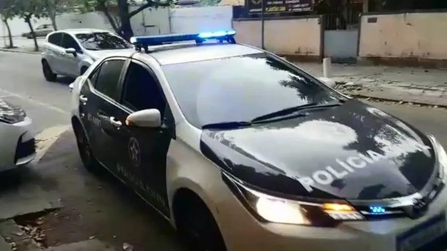 Carro da polícia durante operação que prendeu acusado de estupro