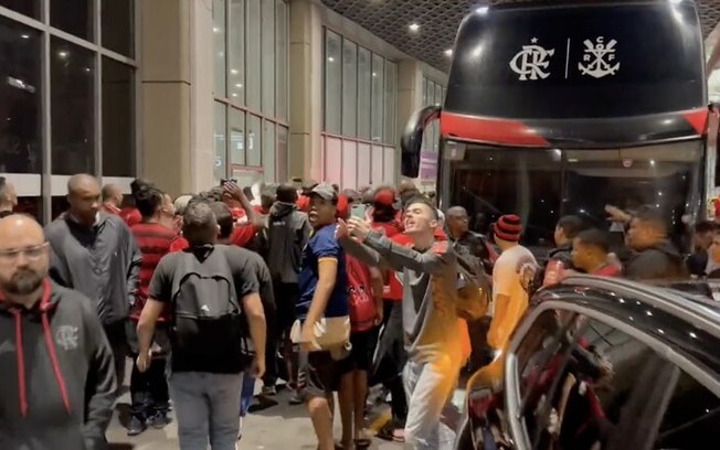 Torcedores do Flamengo protestam durante desembarque do time no Rio