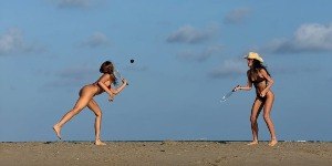 Sasha posa de biquíni com Bruna Marquezine em viagem por Alagoas