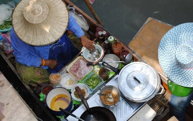 Bangkok dá a oportunidade de conhecer novas paisagens e descobrir sabores locais