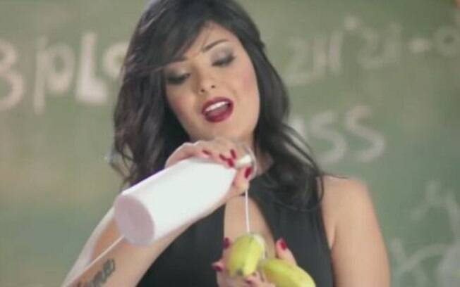 Clipe com banana é motivo para prisão de cantora egípcia