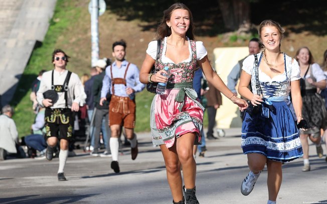 Com trajes típicos, muitos madrugaram para serem os primeiros a entrar na festa