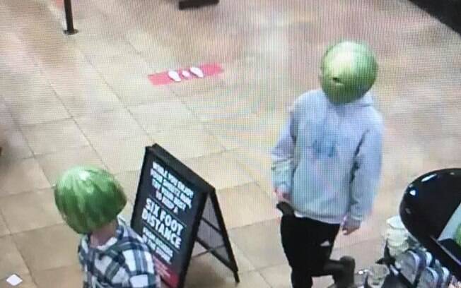 Homens assaltaram uma loja de conveniência vestindo capuzes de melancia