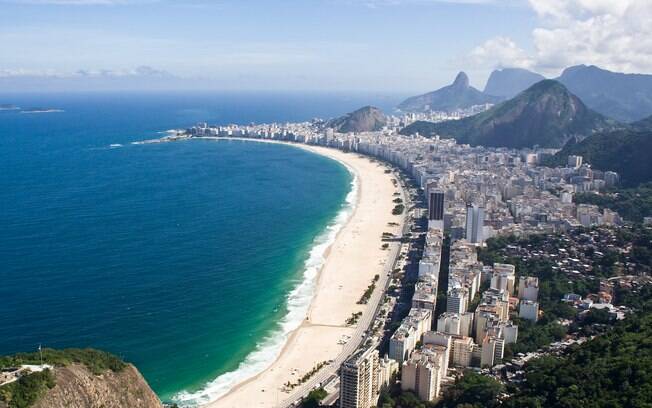 Praia de Copacabana foi uma das que registrou aglomeração de pessoas neste feriado