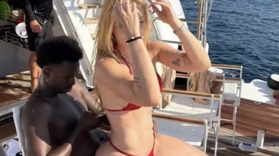 Virginia posta foto sentada no colo de Vini Jr..