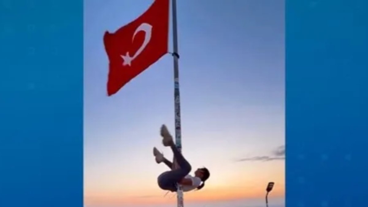 Turista é investigada na Turquia por pole dance com bandeira Turista é investigada na Turquia por pole dance com bandeira
