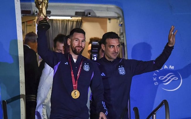 Messi e Scaloni com o troféu da Copa do Mundo 2022 - Foto: Marcelo Endelli/Getty Images