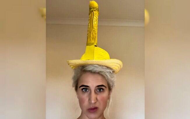 A mulher tentou criar um chapéu de girafa, mas o resultado não foi o esperado e o formato ficou parecido com um pênis
