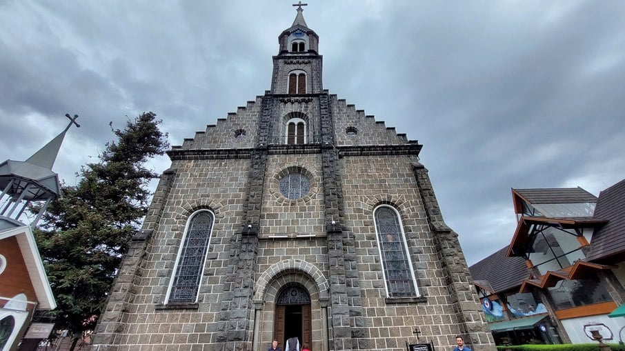 A fachada da histórica Igreja São Pedro, na cidade de Gramado (RS).