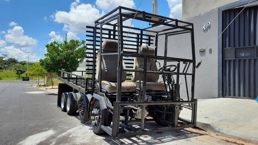 O projeto já está com a carroceria completa e pintada. Na cabine, já tem os bancos do motorista e do passageiro. 