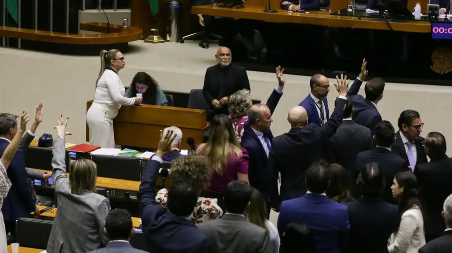 Deputados votam emenda aglutinativana sessão extraordinária desta quarta (17) Deputados votam emenda aglutinativana sessão extraordinária desta quarta (17)