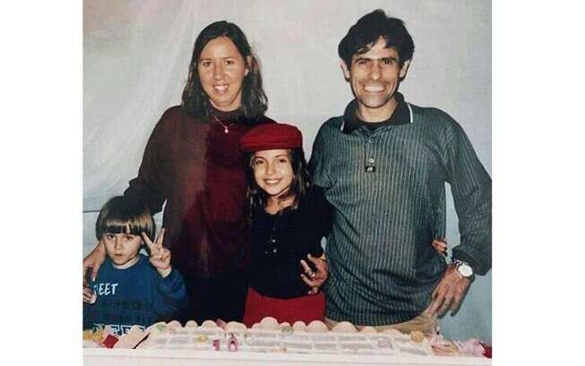 Isabela Tibcherani compartilha foto antiga de Rafael Miguel com a família