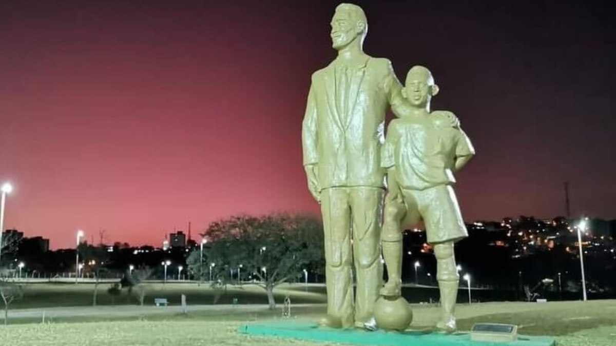 Monumento 'Pai e filho', em Três Corações-MG Monumento 'Pai e filho', em Três Corações-MG