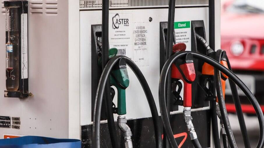 Gasolina sobe 6% e fecha março com média de R$ 7,32