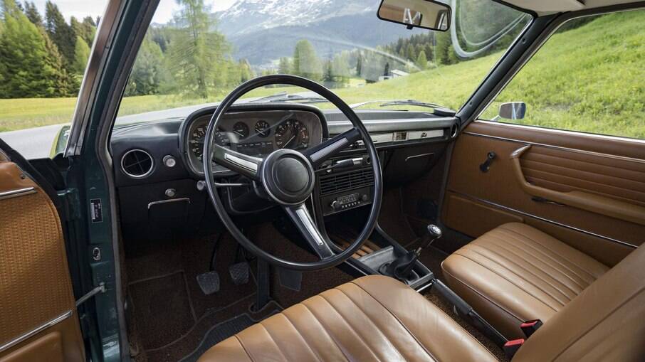 Interior do BMW E3 já era caprichado desde o final dos anos 60, com revestimento nos bancos e laterais das portas