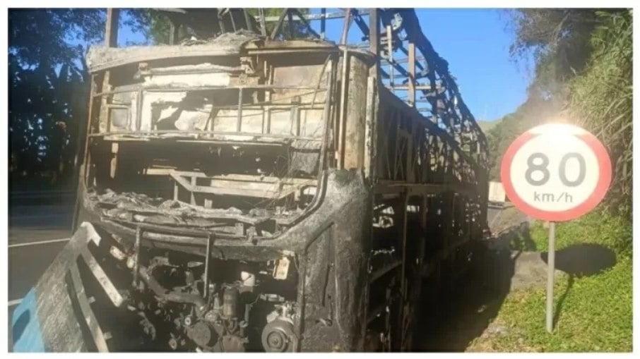 Carcaça do ônibus queimado após incêndio ser controlado pelo Corpo de Bombeiros na madrugada de segunda-feira (22)