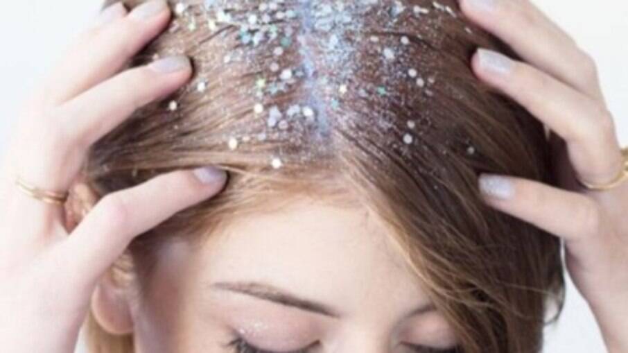Especialista ensina os cuidados necessários para usar glitter nos cabelos