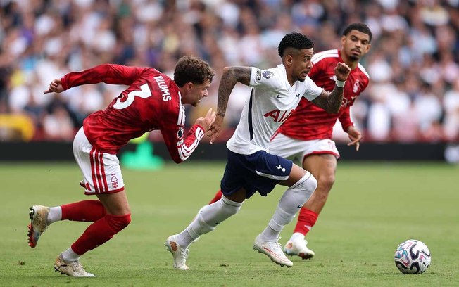 Savinho, do Tottenham, controla a bola sob o olhar de Murillo, do Nottingham Forest Savinho, do Tottenham, controla a bola sob o olhar de Murillo, do Nottingham Forest