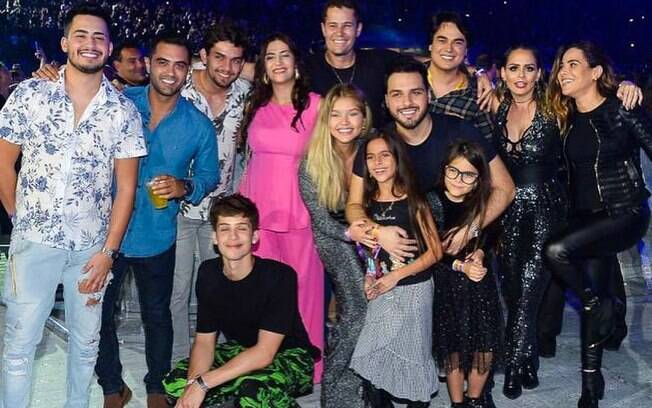 Filhos de sertanejos se reuniram em São Paulo para assistir os pais na turnê de Amigos