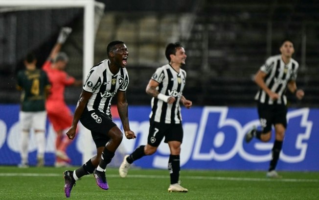 O meio-campista Patrick de Paula comemora após marcar na partida da fase de grupos da Libertadores entre Botafogo e Carabobo, no estádio Nilton Santos, no Rio de Janeiro, em 8 de abril de 2025. O meio-campista Patrick de Paula comemora após marcar na partida da fase de grupos da Libertadores entre Botafogo e Carabobo, no estádio Nilton Santos, no Rio de Janeiro, em 8 de abril de 2025.