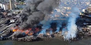 Incêndio atinge 100 casas em comunidade sobre palafitas em Santos