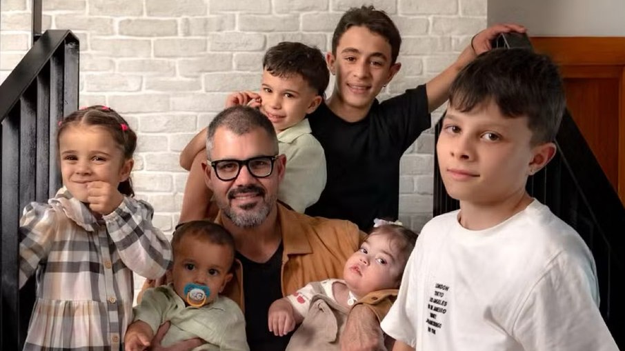 Juliano Cazarré e os filhos Juliano Cazarré e os filhos