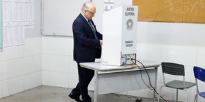 Fachin vota em Brasília e diz que eleição é “motor da democracia”